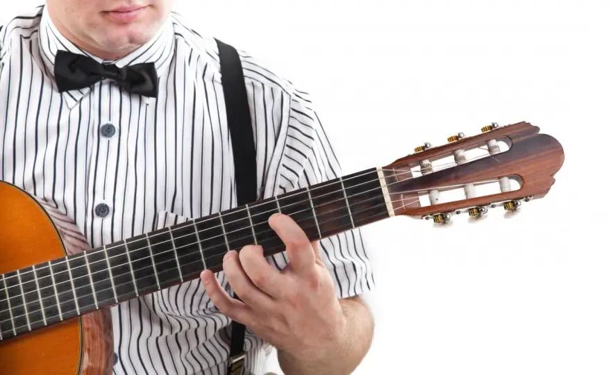 Jak czytać tabulaturę gitarową? Zagraj jak pro!