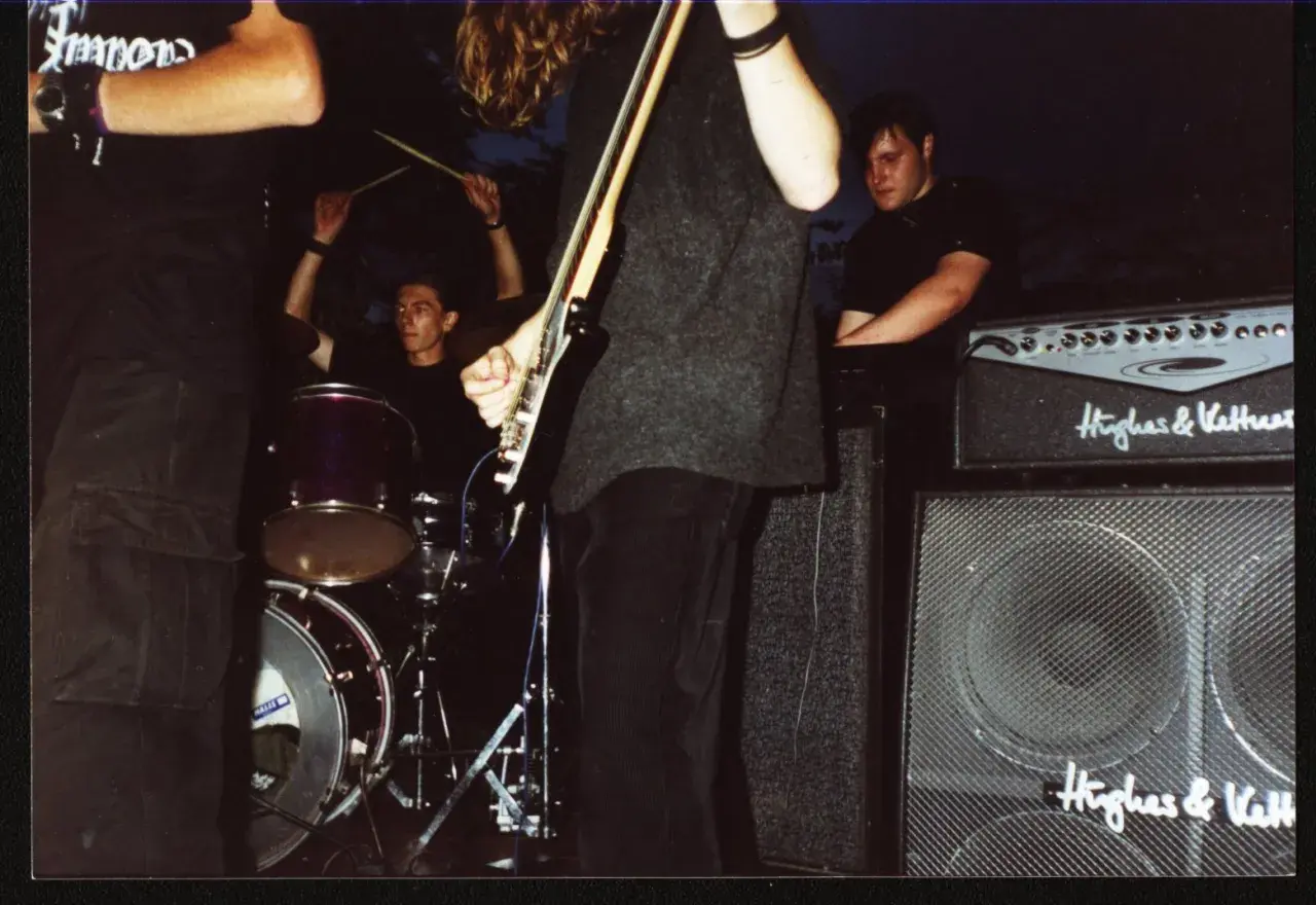 Zespół na scenie, perkusista gra, gitarzysta z gitarą. To właśnie ten rytm tworzy co oznacza groove w muzyce.