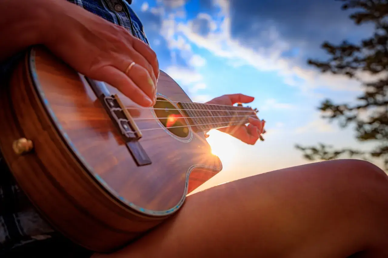 Słońce zachodzi, a ja gram wesołą **ukulele piosenkę**.