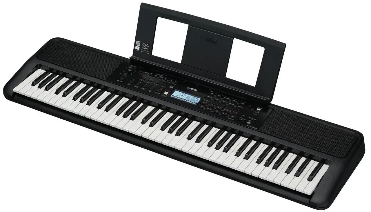 Czarny keyboard Yamaha z nutami na stojaku. To świetne narzędzie do nauki gry na instrumencie.