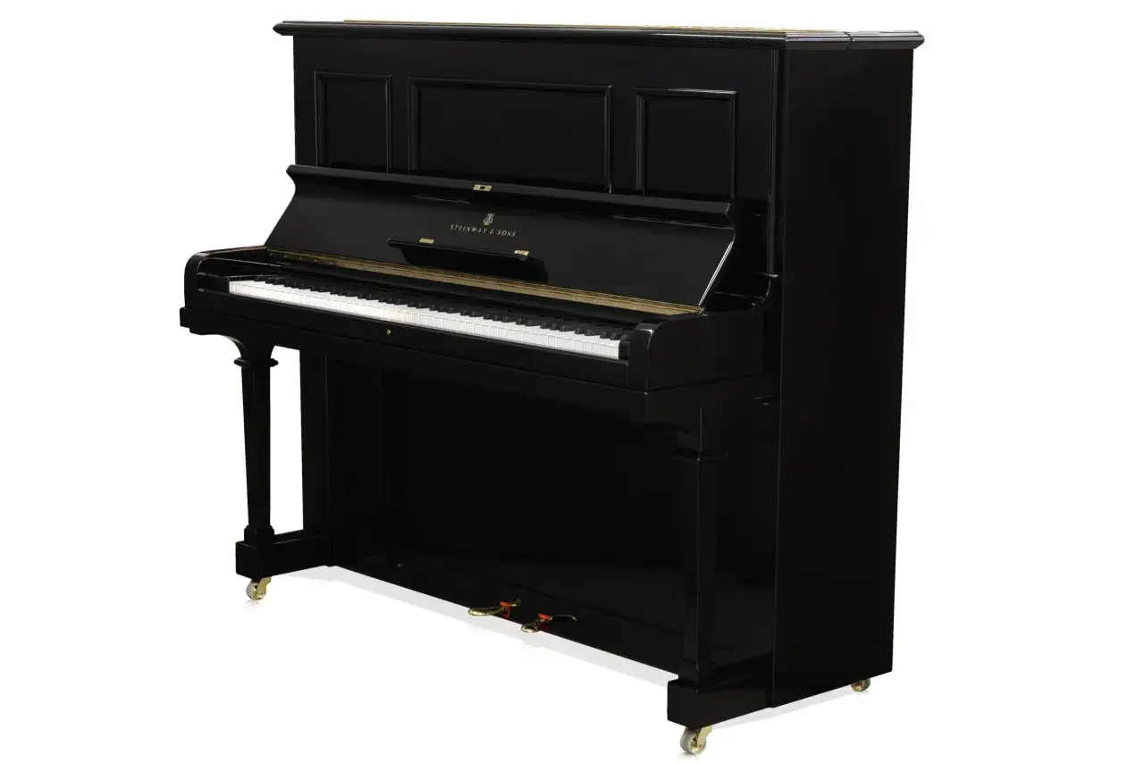 Czarny, błyszczący pianino po angielsku, marki Steinway & Sons, z klawiaturą i pedałami.