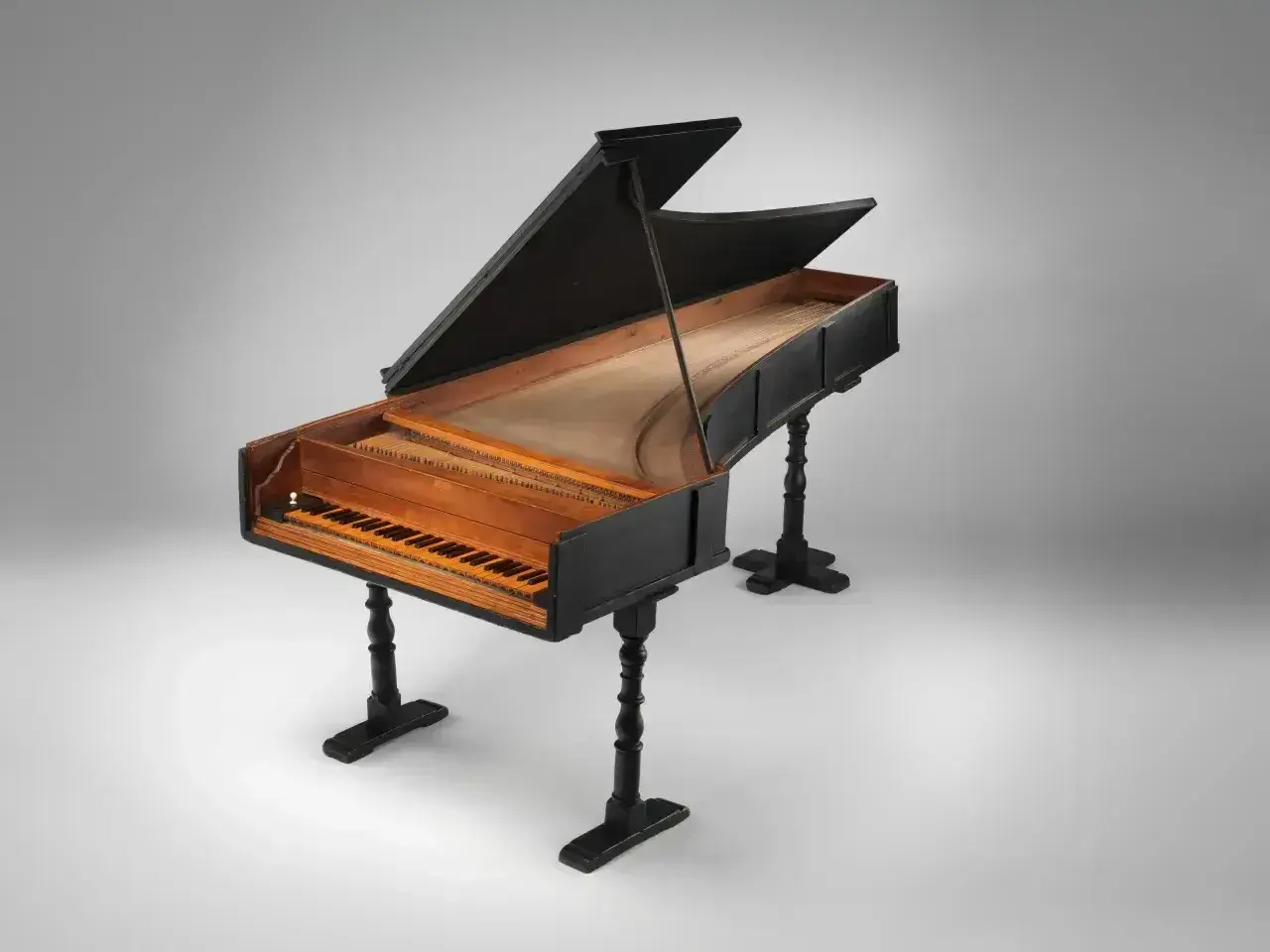 Stare pianino, być może to samo, na którym grał Chopin, z otwartą klapą i widocznymi strunami.