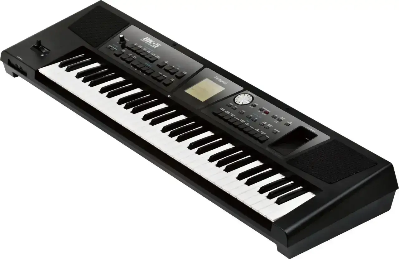 Czarny keyboard Roland BK-5, gotowy do tworzenia muzyki. Idealny do nauki gry na fis piano.
