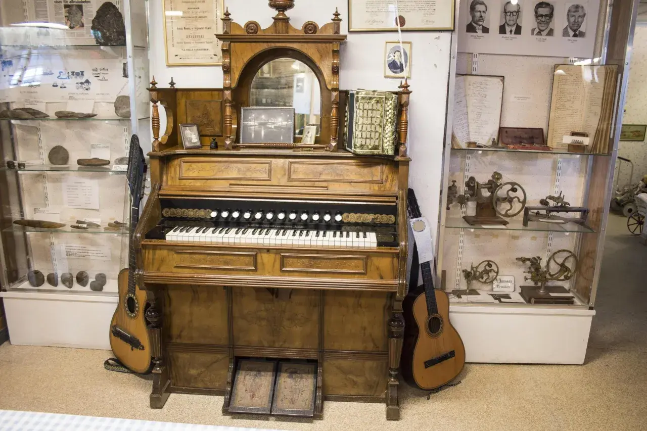 W muzeum stoi największy fortepian na świecie, obok niego gitara i akordeon. W gablotach eksponaty historyczne.