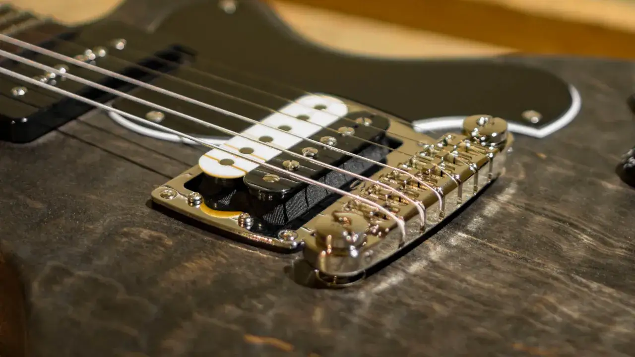 Ciemna, drewniana gitara do metalu z chromowanymi elementami i dwoma przetwornikami. Gotowa do ciężkich riffów.