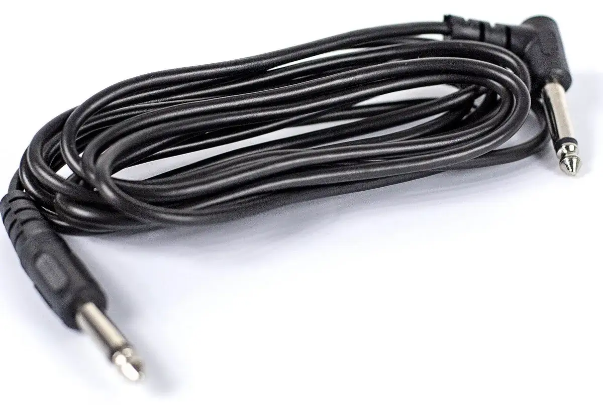 Czarny kabel gitarowy z prostą i kątową wtyczką jack 6,3 mm. Idealny do podłączenia gitary elektrycznej do wzmacniacza.