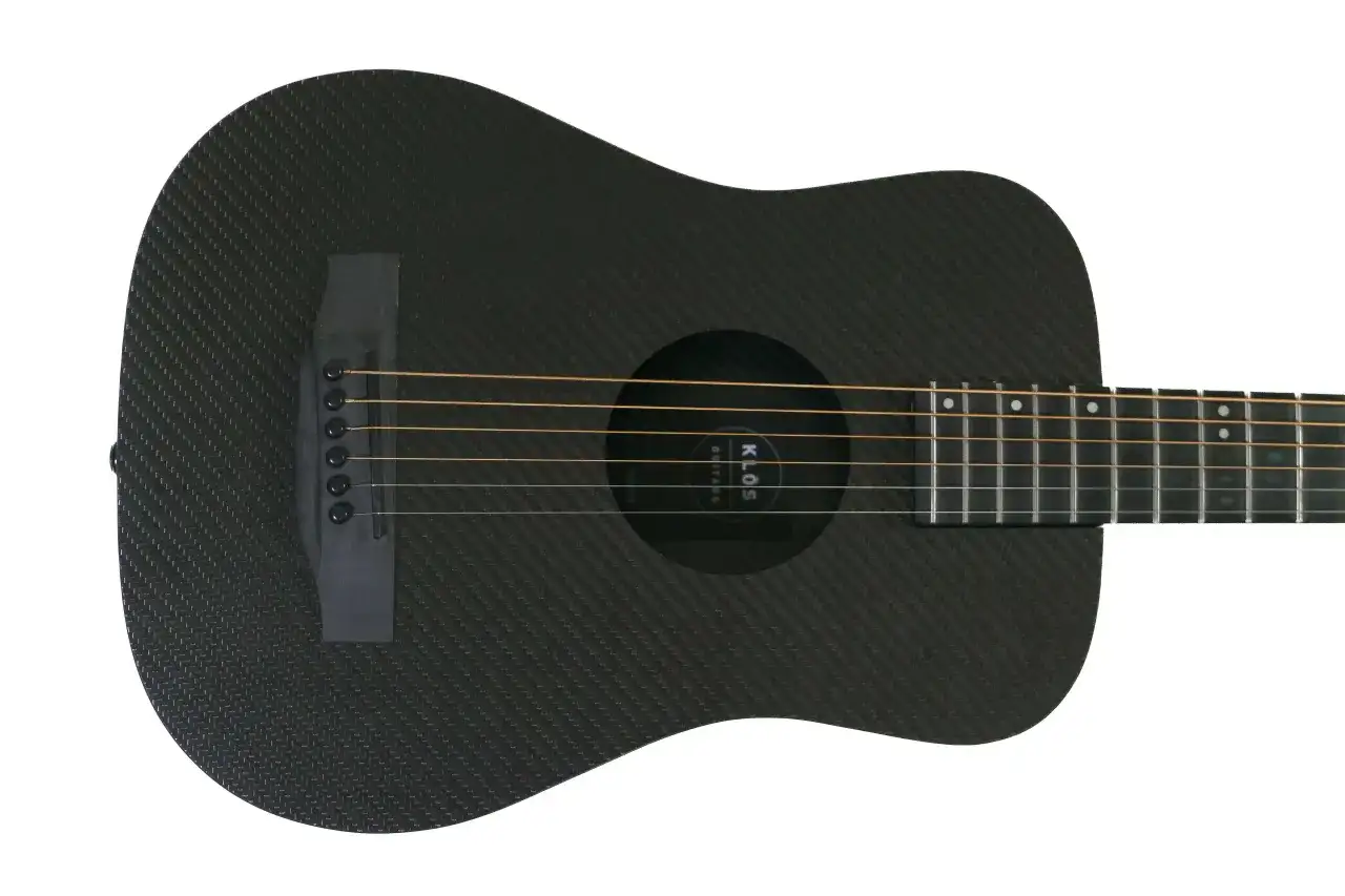 Czarna gitara akustyczna Klos Guitars z włókna węglowego, gotowa do gry.