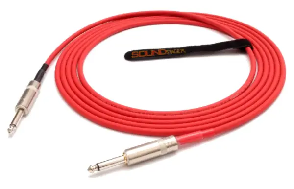 Czerwony kabel do gitary elektrycznej z wtykami jack. Idealny do podłączenia instrumentu, zapewniający czysty dźwięk.